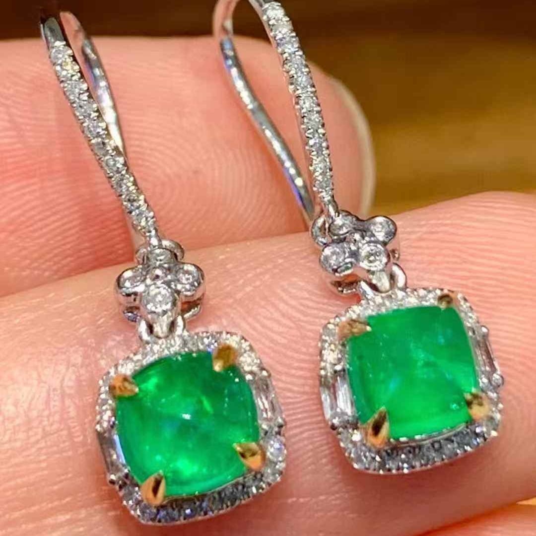 14k Gold 1.6 Ct Natural Emerald & Diamond Earrings: Ref:231123123 // gold content:14k gold // main gemstone:emerald // shape:sugar-loaf // carat weight:1. 6ct // color:green // treatment:natural // // adjacent gemstone 2 : diamond // shape:round //