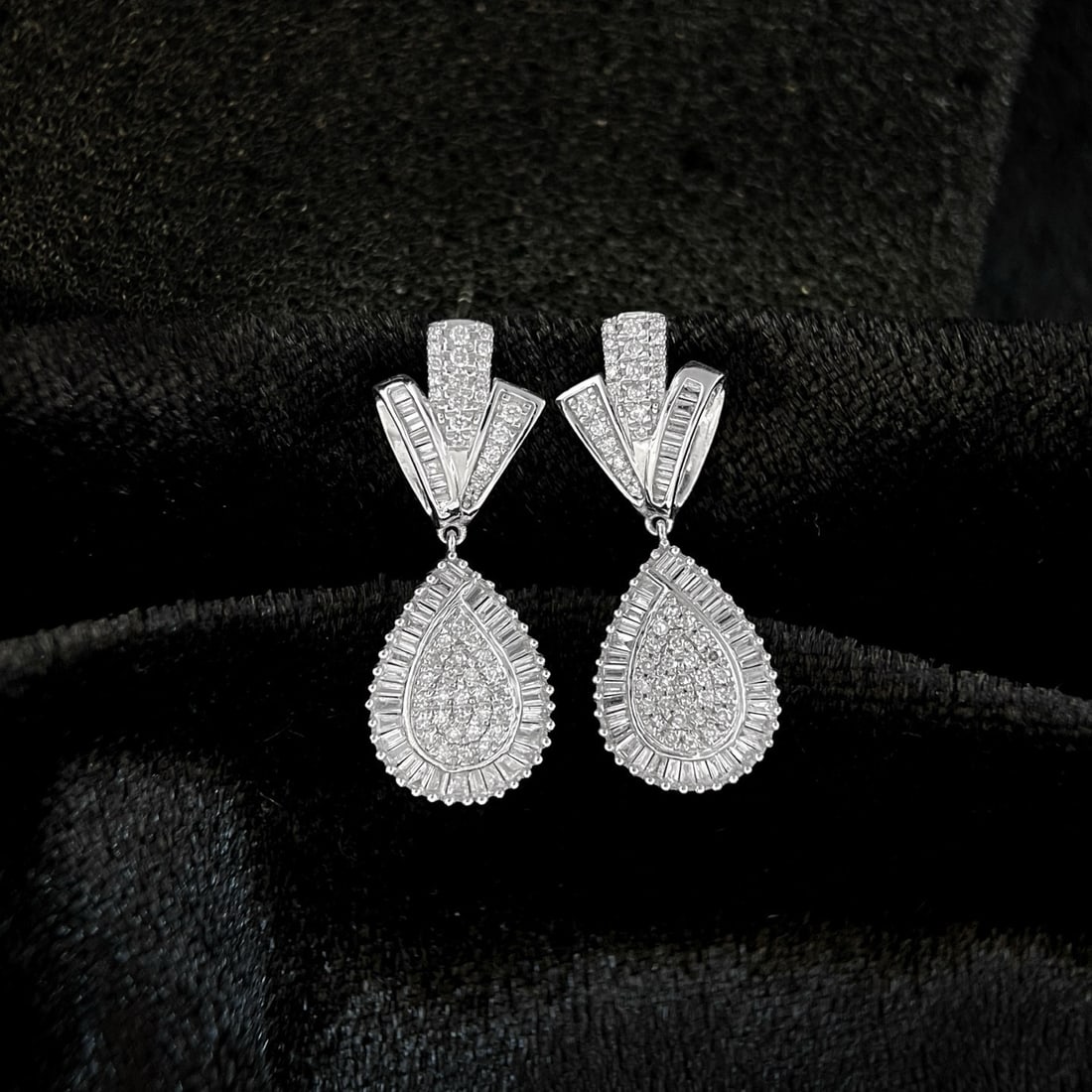 14k Gold 0.88 Ct Natural H Diamond Earrings: Ref:231123185 // gold content:14k gold // main gemstone:diamond // shape:multiple // carat weight:0. 88ct // clarity grade:vs-si // color:h // treatment:natural // Condition: NewHigh Estimate: