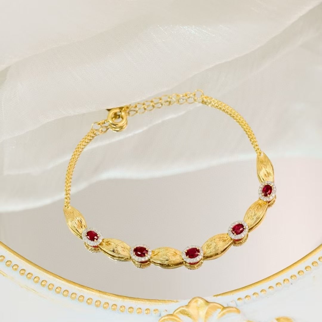 14k Gold 1.40 Ctw Natural Ruby & Diamond Bracelet: Ref:231123215 // gold content:14k gold // main gemstone:ruby // shape:oval // carat weight:1. 00ct // color:red // treatment:natural // // adjacent gemstone 2 : diamond // shape:round // carat