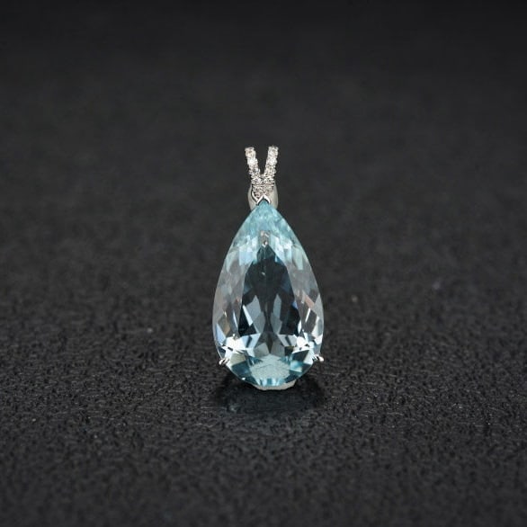 14k Gold 5.56 Ct Natural Aquamarine & Diamond Pendant( Without Chain ): Ref:231124038 // gold content:14k gold // main gemstone:aquamarine // shape:pear // carat weight:5. 56ct // color:santa maria color // treatment:natural // // adjacent gemstone 2 : diamond //
