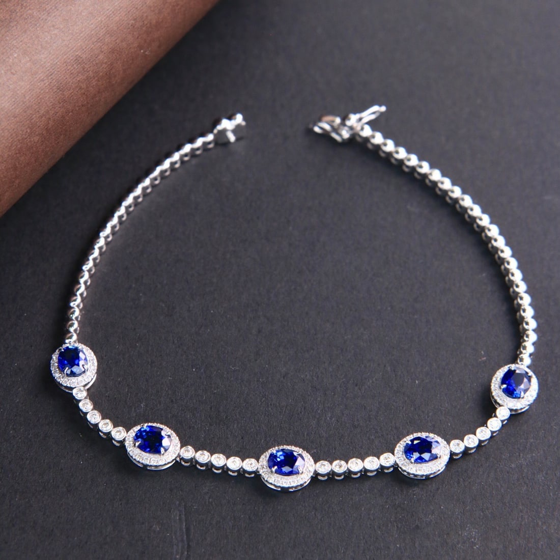 14k Gold 2.29 Ctw Vivid Blue Natural Sapphire & Diamond Bracelet: Ref:231124047 // gold content:14k gold // main gemstone:sapphire // shape:oval // carat weight:1. 89ct // color:vivid blue // treatment:natural // // adjacent gemstone 2 : diamond // shape:round //