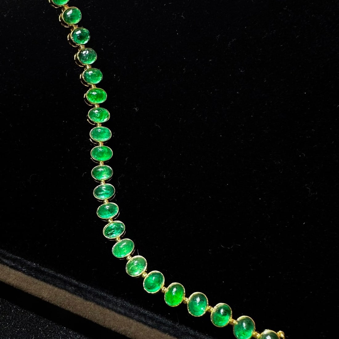 14k Gold 11.05 Ct Natural Emerald Bracelet: Ref:231124060 // gold content:14k gold // main gemstone:emerald // shape:oval // carat weight:11. 05ct // color:green // treatment:natural // Condition: New Low Estimate: 14000 High Estimate: 20000
