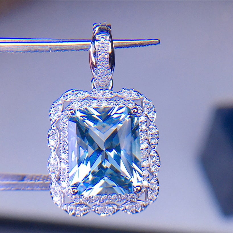 14k Gold 3.66 Ct Natural Aquamarine & Diamond Pendant( Without Chain ): Ref:231124082 // gold content:14k gold // main gemstone:aquamarine // shape:octagonal // carat weight:3. 66ct // color:santa maria color // treatment:natural // // adjacent gemstone 2 : diamond //