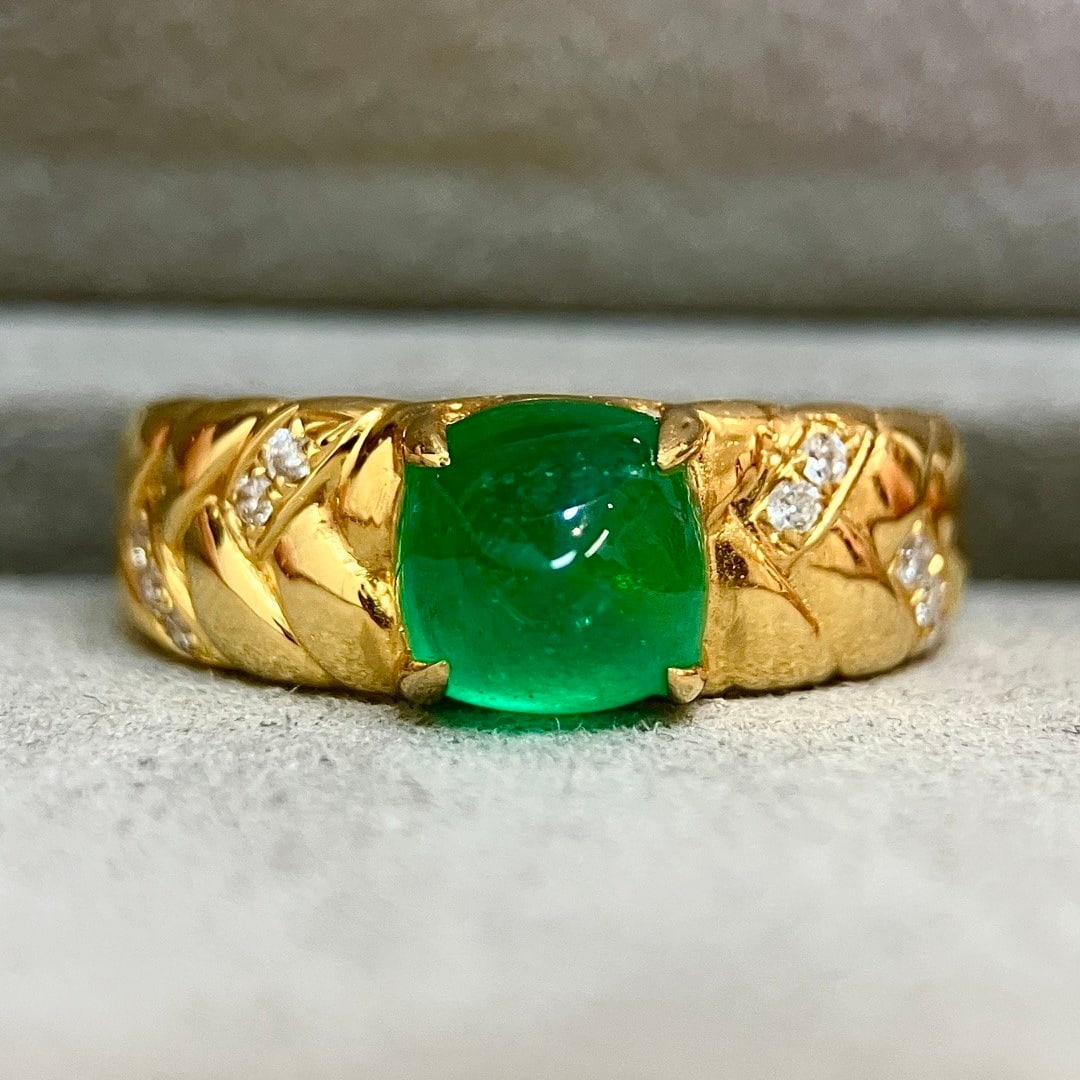 14k Gold 1.99 Ctw Vivid Green Natural Emerald & Diamond Ring: Ref:231124099 // gold content:14k gold // ring size:7. 25us // // main gemstone:emerald // shape:sugar-loaf // carat weight:1. 89ct // color:vivid green // treatment:natural // // adjacent gemstone 2