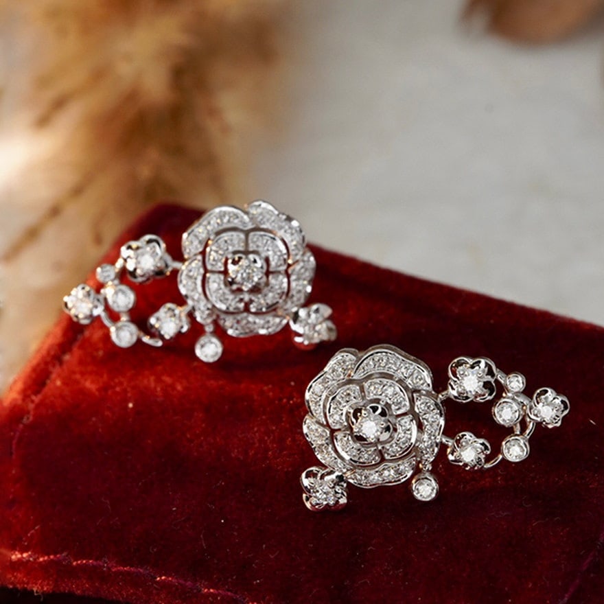 14k Gold 0.6 Ct Natural H Diamond & Flowers Earrings: Ref:231124101 // gold content:14k gold // main gemstone:diamond // shape:round // carat weight:0. 6ct // clarity grade:vs-si // color:h // treatment:natural // cut grade:g // Condition: NewLow