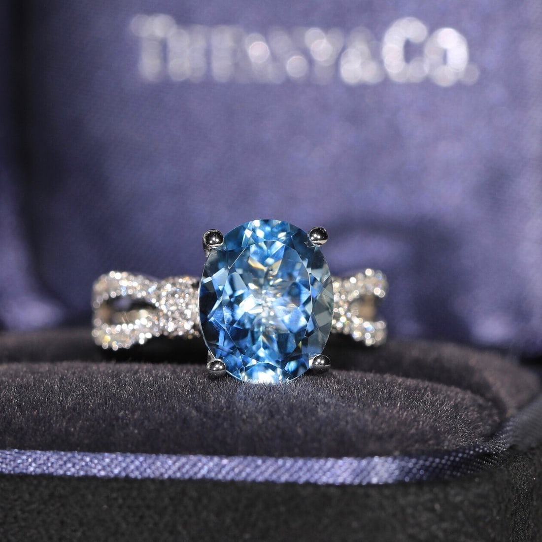 14k Gold 3.57 Ctw Natural Aquamarine & Diamond Ring: Ref:231124105 // gold content:14k gold // ring size:7. 25us // // main gemstone:aquamarine // shape:oval // carat weight:3. 20ct // color:santa maria color // treatment:natural // // adjacent gemstone