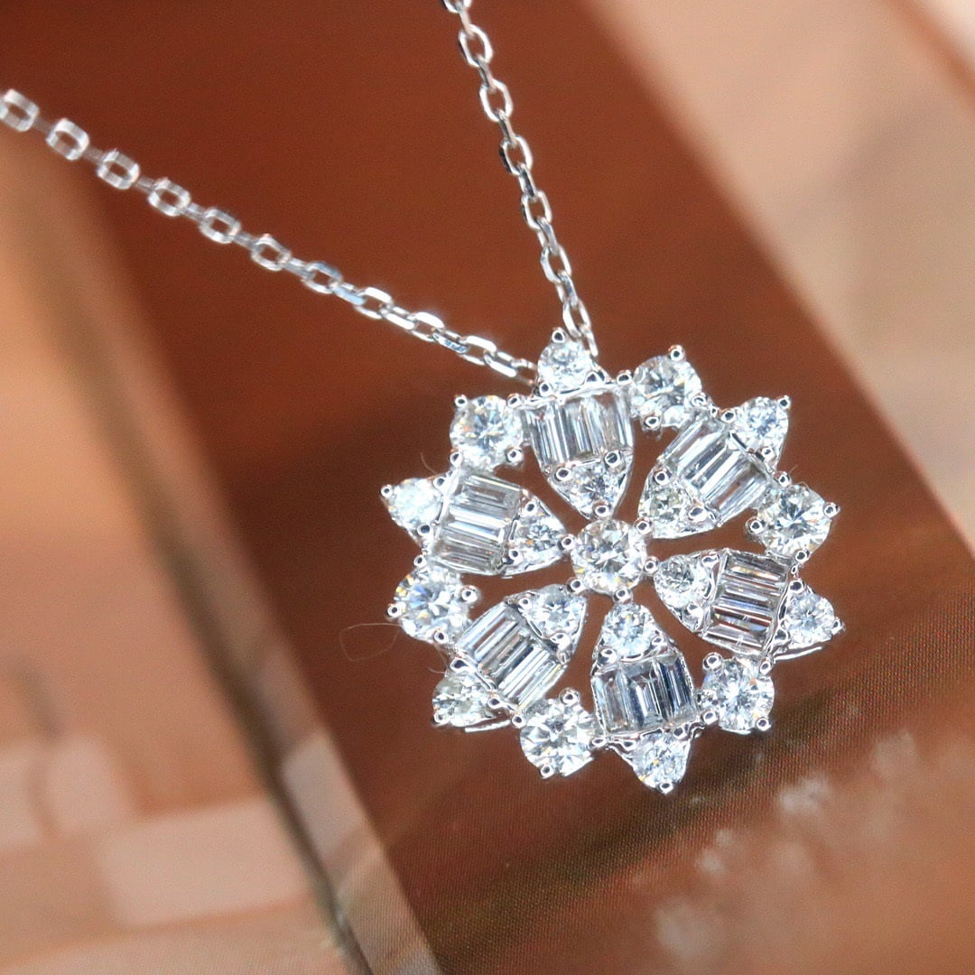 14k Gold 0.85 Ct Natural H Diamond Necklace: Ref:231124111 // gold content:14k gold // main gemstone:diamond // shape:multiple // carat weight:0. 85ct // clarity grade:vs-si // color:h // treatment:natural // High Estimate: 5300Low Estimate: