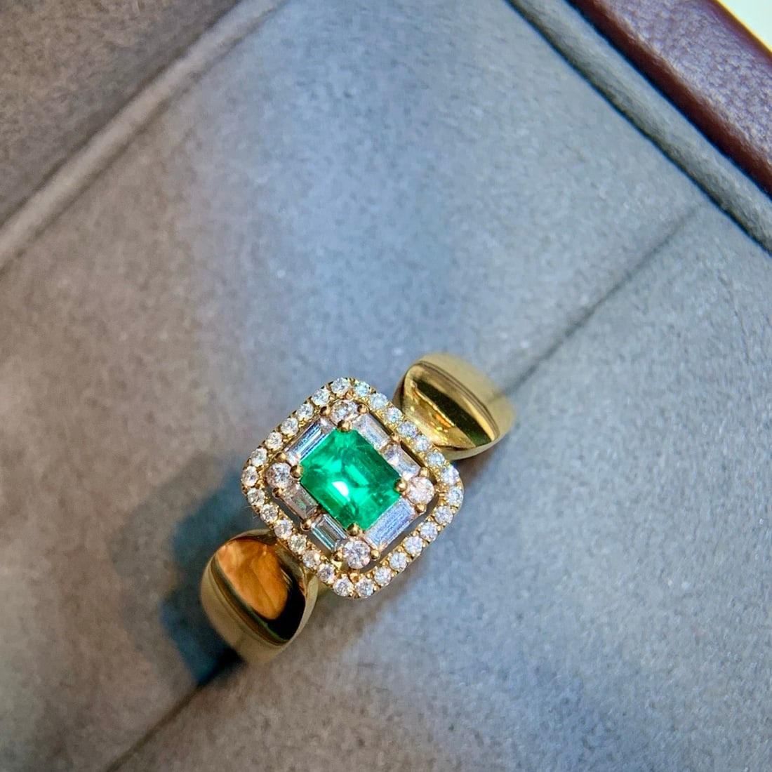 14k Gold 0.70 Ctw Natural Emerald & Diamond Ring (1 of 7)