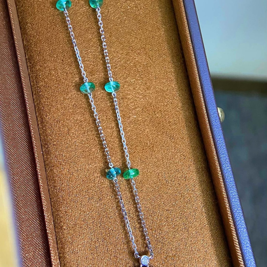 14k Gold 16.70 Ctw Natural Tanzanite & Emerald Necklace: Ref:231124149 // gold content:14k gold // main gemstone:tanzanite // shape:oval // carat weight:13. 85ct // color:blue // treatment:natural // // adjacent gemstone 2 : emerald // shape:bead //