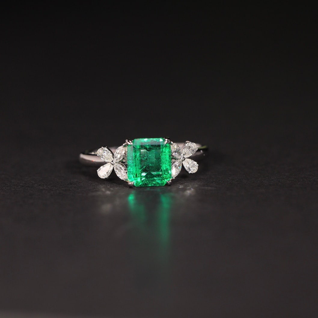 14k Gold 1.36 Ct Vivid Green Natural Emerald & Diamond Ring: Ref:231124165 // gold content:14k gold // ring size:7. 25us // // main gemstone:emerald // shape:octagonal // carat weight:1. 36ct // color:vivid green // treatment:natural // // adjacent gemstone