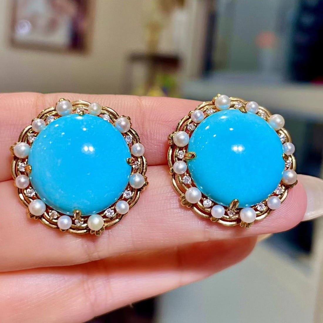 14k Gold 37.69 Ctw Natural Blue Turquoise & Diamond Earrings: Ref:231124169 // gold content:14k gold // main gemstone:blue turquoise // shape:round // carat weight:37. 33ct // color:blue // treatment:natural // cut grade:g // // adjacent gemstone 2 : diamond //