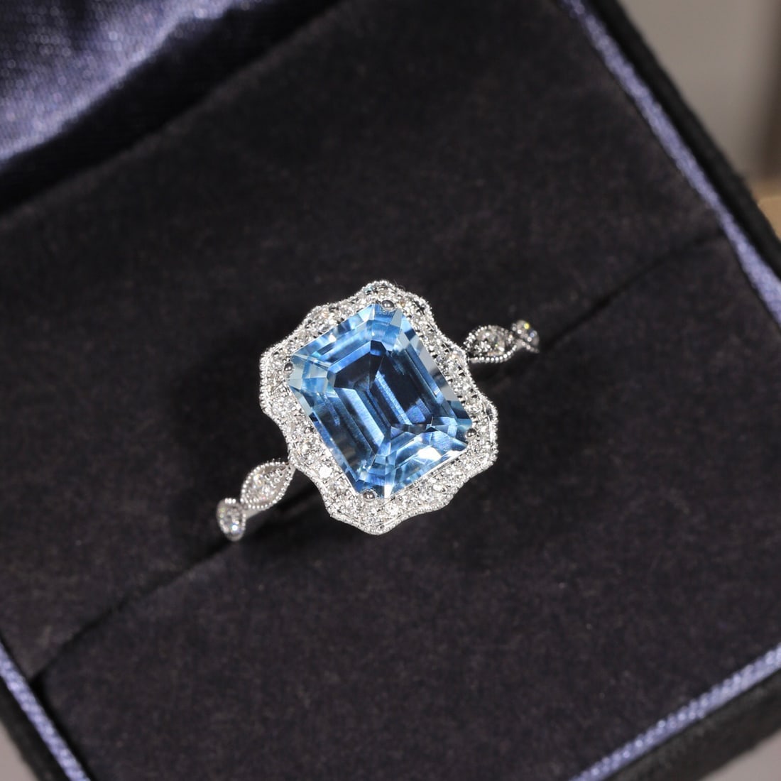 14k Gold 3.31 Ct Natural Aquamarine & Diamond Ring: Ref:231124172 // gold content:14k gold // ring size:7. 25us // // main gemstone:aquamarine // shape:octagonal // carat weight:3. 31ct // color:santa maria color // treatment:natural // // adjacent gem