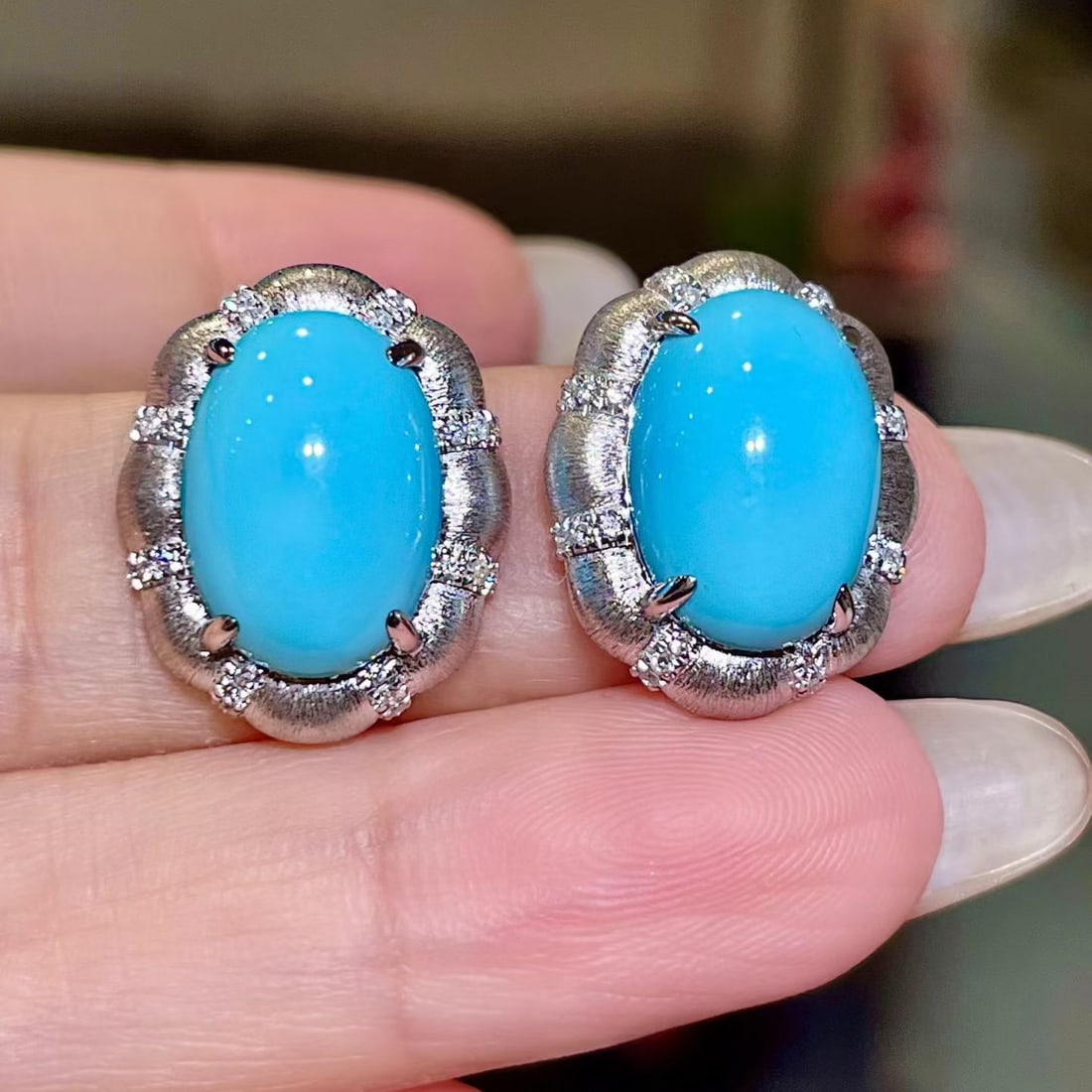 14k Gold 10.06 Ctw Natural Blue Turquoise & Diamond Earrings: Ref:231124173 // gold content:14k gold // main gemstone:blue turquoise // shape:oval // carat weight:9. 82ct // color:blue // treatment:natural // // adjacent gemstone 2 : diamond // shape:round //