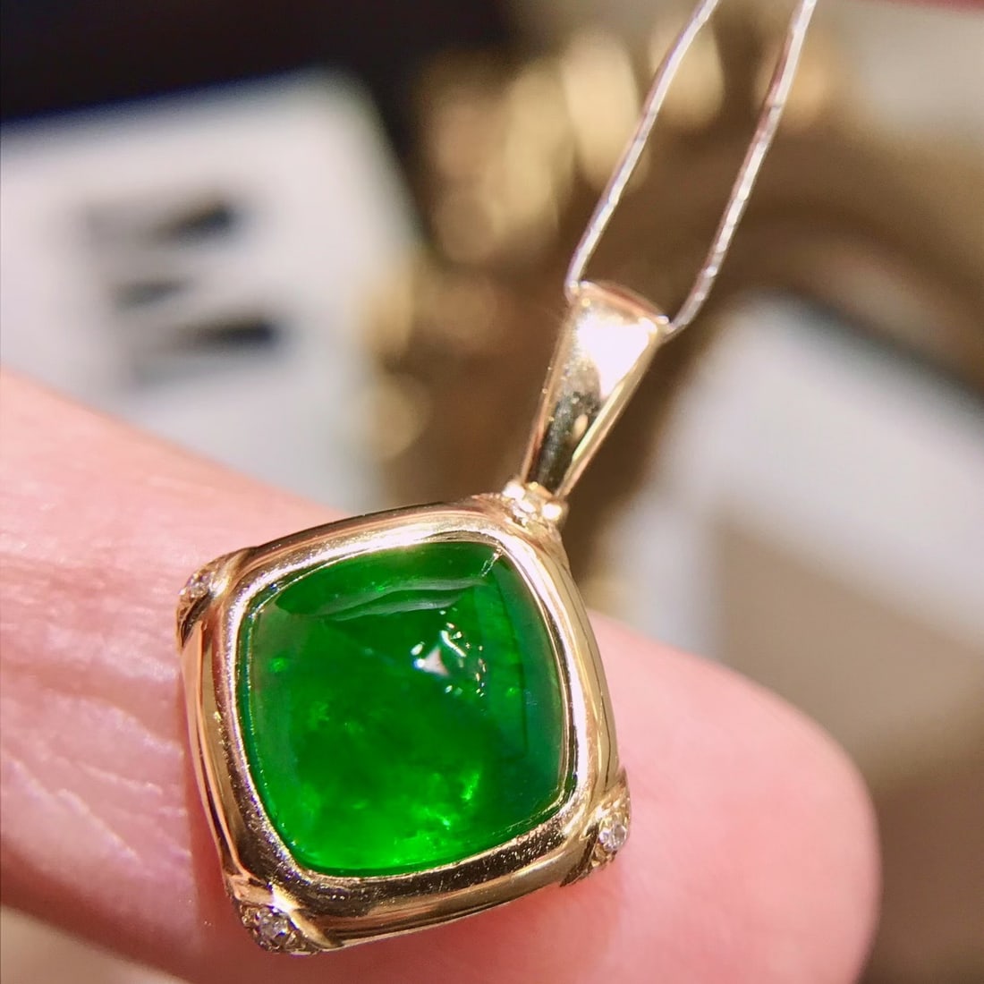 14k Gold 3 Ct Natural Emerald & Diamond Pendant( Without Chain ): Ref:231124175 // gold content:14k gold // main gemstone:emerald // shape:sugar-loaf // carat weight:3ct // color:green // treatment:natural // // adjacent gemstone 2 : diamond // number of