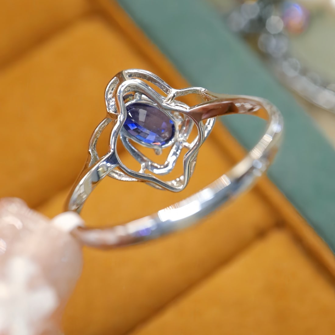 14k Gold 1.07 Ctw Vivid Blue Natural Sapphire & Diamond Ring - 4