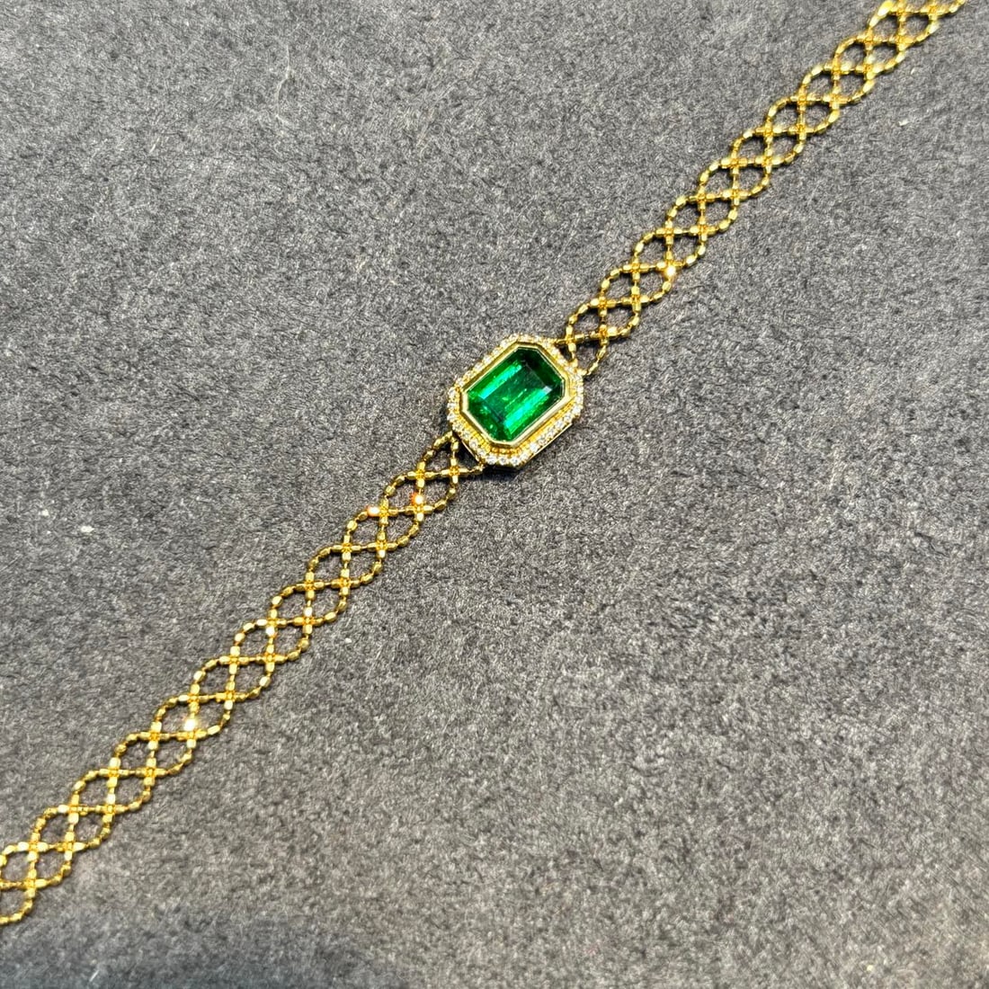 14k Gold 0.9 Ct Vivid Green Natural Emerald & Diamond Bracelet - 4