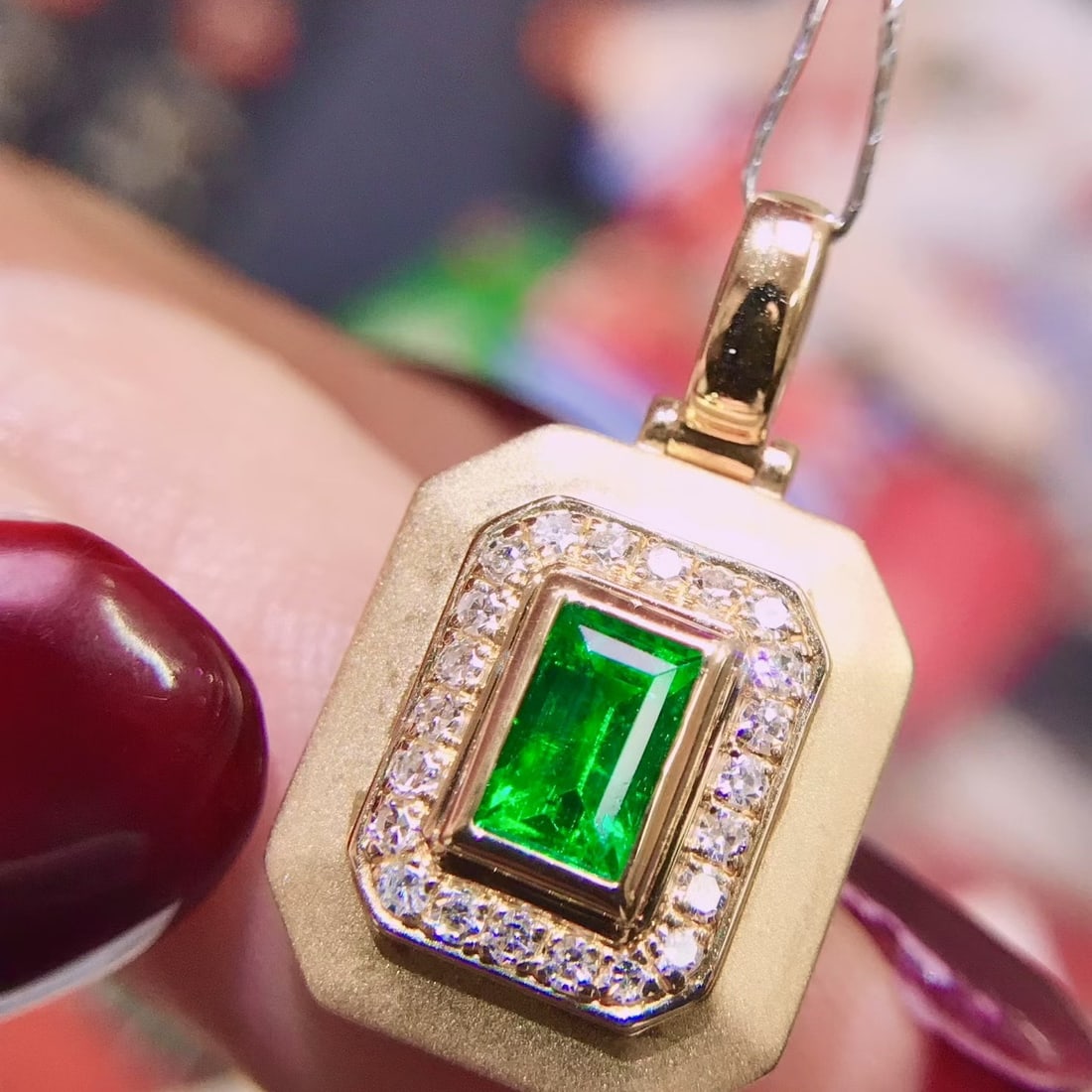 14k Gold 0.6 Ctw Vivid Green Natural Emerald & Diamond Pendant( Without Chain ): Ref:231124207 // gold content:14k gold // main gemstone:emerald // shape:rectangle // carat weight:0. 4ct // color:vivid green // treatment:natural // // adjacent gemstone 2 : diamond //