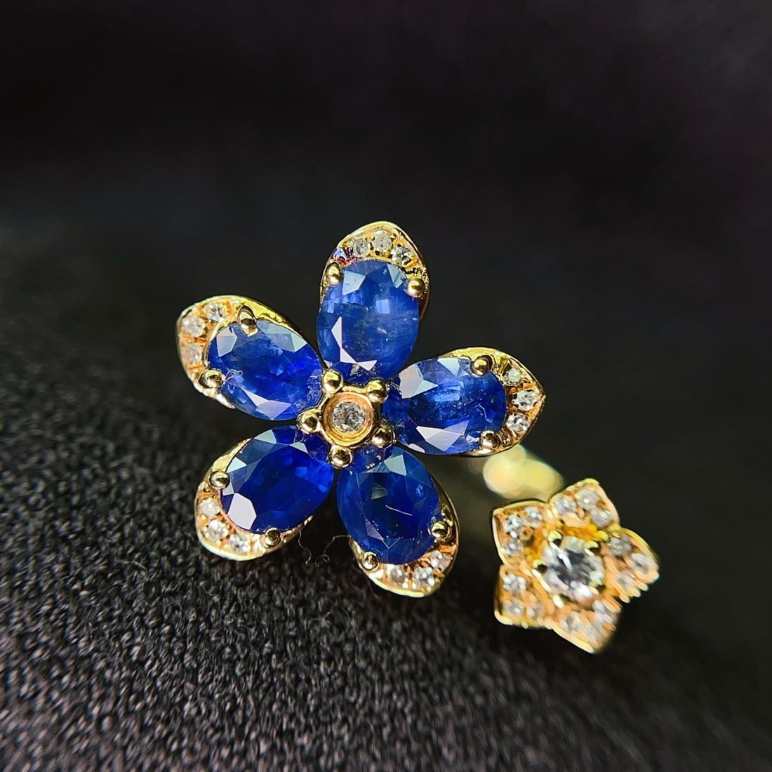 14k Gold 2.00 Ct Natural Sapphire & Diamond & Sapphire Ring: Ref:231124316 // gold content:14k gold // ring size:7. 25us // // main gemstone:sapphire // shape:oval // carat weight:2. 00ct // color:blue // treatment:natural // // adjacent gemstone 2 :