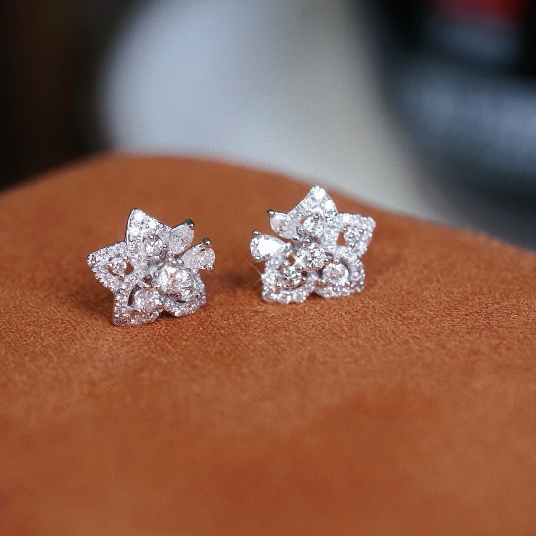 14k Gold 0.70 Ct Natural H Diamond Earrings: Ref:231124324 // gold content:14k gold // main gemstone:diamond // shape:multiple // carat weight:0. 70ct // clarity grade:vs-si // color:h // treatment:natural // Low Estimate: 2500Condition: