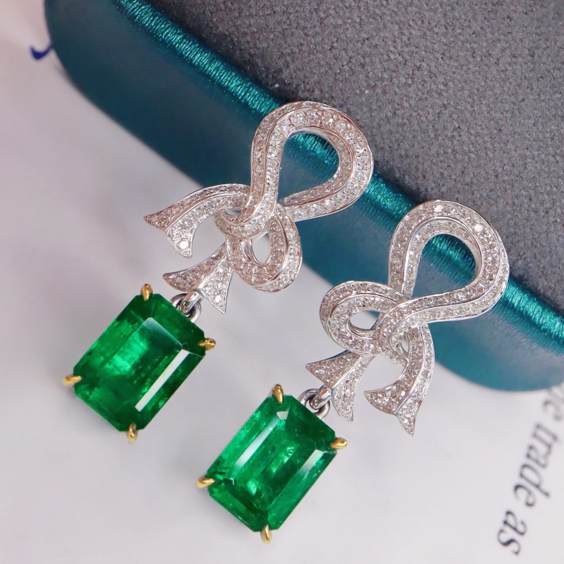 14k Gold 3.89 Ctw Vivid Green Natural Emerald & Diamond Earrings: Ref:231124346 // gold content:14k gold // main gemstone:emerald // shape:octagonal // carat weight:3. 39ct // color:vivid green // treatment:natural // // adjacent gemstone 2 : diamond // shape:round