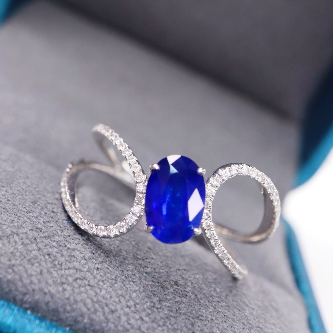 14k Gold 1.31 Ctw Vivid Blue Natural Sapphire & Diamond Ring - 3