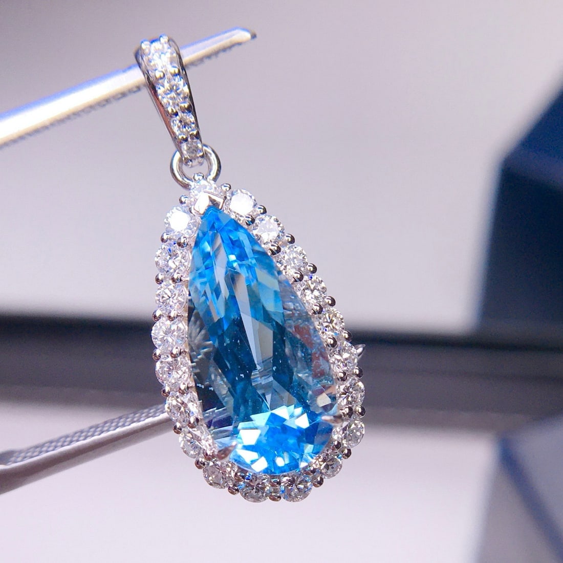 14k Gold 2.91 Ct Natural Aquamarine & Diamond Pendant( Without Chain ): Ref:231124356 // gold content:14k gold // main gemstone:aquamarine // shape:pear // carat weight:2. 91ct // color:santa maria color // treatment:natural // // adjacent gemstone 2 : diamond //