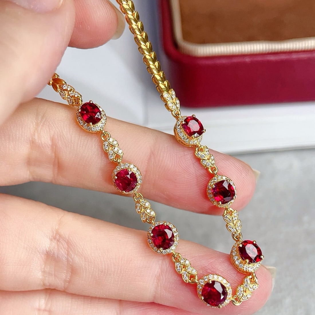 14k Gold 4.58 Ctw Vivid Red Natural Ruby & Diamond Bracelet: Ref:231124359 // gold content:14k gold // main gemstone:ruby // shape:oval // carat weight:4. 01ct // color:vivid red // treatment:natural // // adjacent gemstone 2 : diamond // shape:round //