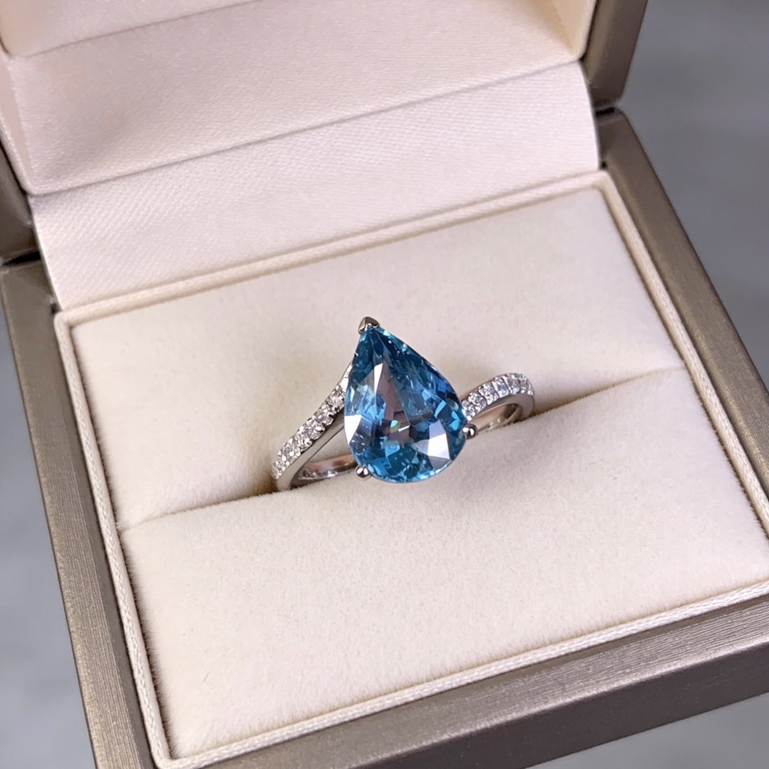 14k Gold 2.77 Ct Natural Aquamarine & Diamond Ring: Ref:231124362 // gold content:14k gold // ring size:7. 25us // // main gemstone:aquamarine // shape:pear // carat weight:2. 77ct // color:santa maria color // treatment:natural // // adjacent gemstone