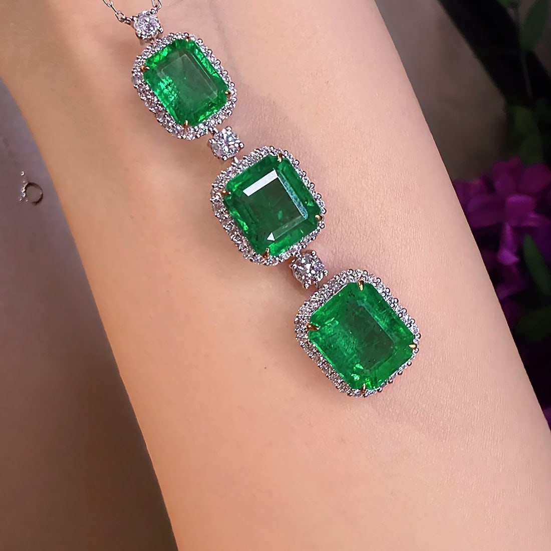 14k Gold 9.1 Ct Vivid Green Natural Emerald & Diamond Necklace - 2