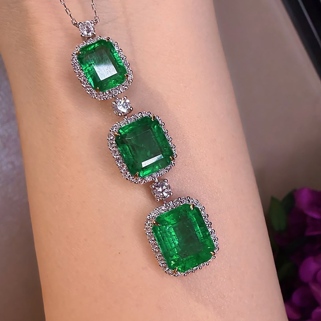 14k Gold 9.1 Ct Vivid Green Natural Emerald & Diamond Necklace - 4