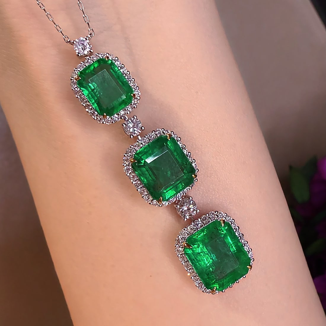 14k Gold 9.1 Ct Vivid Green Natural Emerald & Diamond Necklace - 5