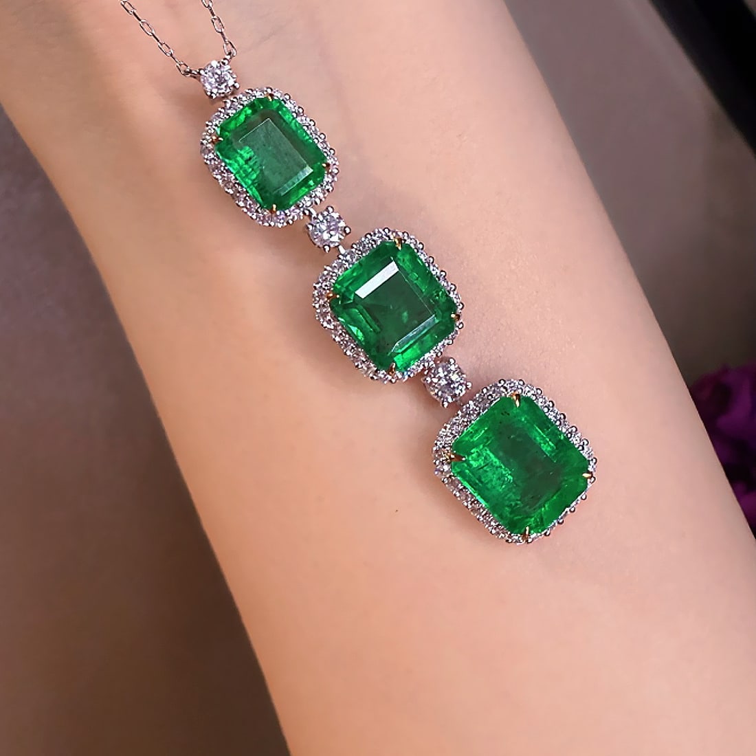 14k Gold 9.1 Ct Vivid Green Natural Emerald & Diamond Necklace - 6