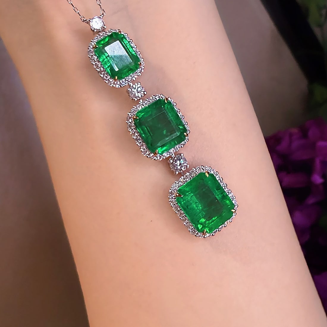 14k Gold 9.1 Ct Vivid Green Natural Emerald & Diamond Necklace - 7