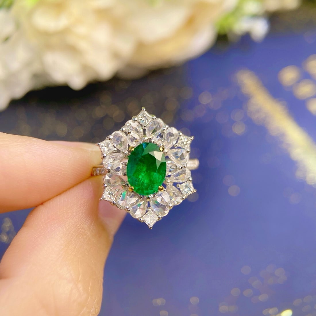 14k Gold 1.92 Ctw Vivid Green Natural Emerald & Diamond Ring: Ref:231124414 // gold content:14k gold // ring size:7. 25us // // main gemstone:emerald // shape:oval // carat weight:0. 92ct // color:vivid green // treatment:natural // // adjacent gemstone 2 :