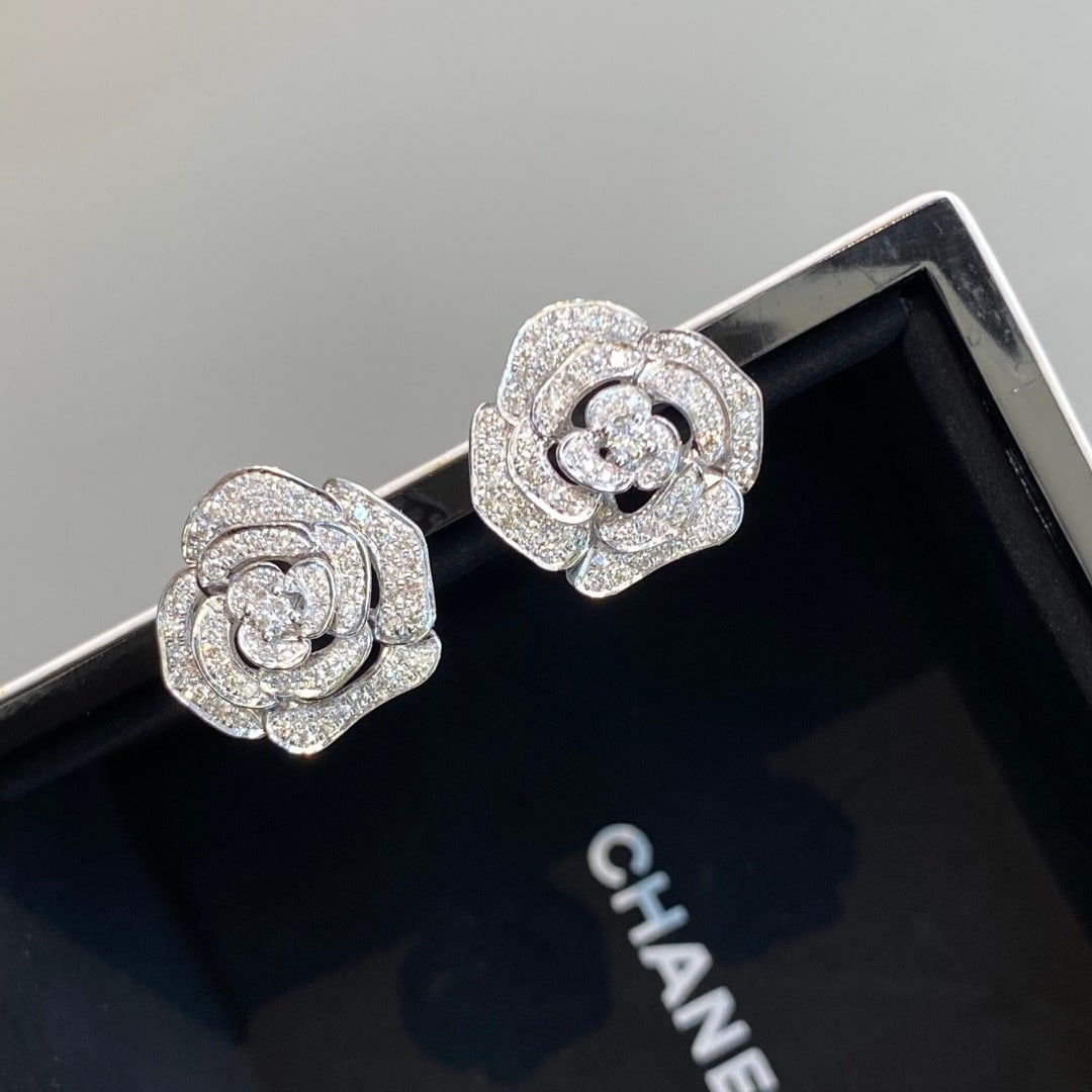 14k Gold 1 Ct Natural H Diamond & Flowers Earrings: Ref:231124433 // gold content:14k gold // main gemstone:diamond // shape:round // carat weight:1ct // clarity grade:vs-si // color:h // treatment:natural // cut grade:g // Condition: NewLow