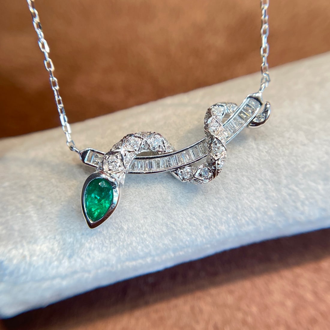 14k Gold 0.23 Ct Vivid Green Natural Emerald & Diamond Necklace: Ref:231124434 // gold content:14k gold // main gemstone:emerald // shape:pear // carat weight:0. 23ct // color:vivid green // treatment:natural // // adjacent gemstone 2 : diamond // shape:multiple