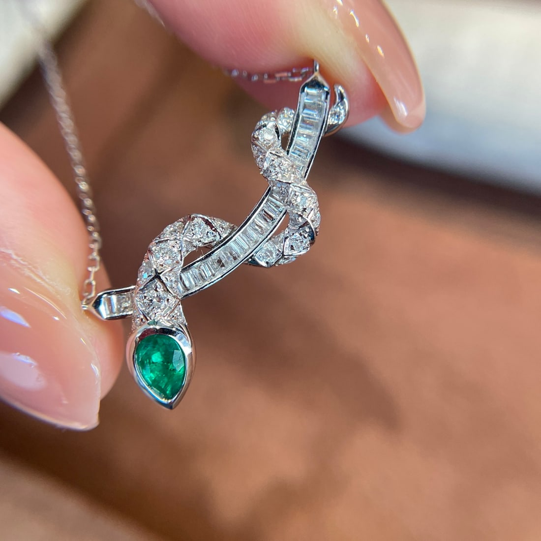 14k Gold 0.23 Ct Vivid Green Natural Emerald & Diamond Necklace - 2