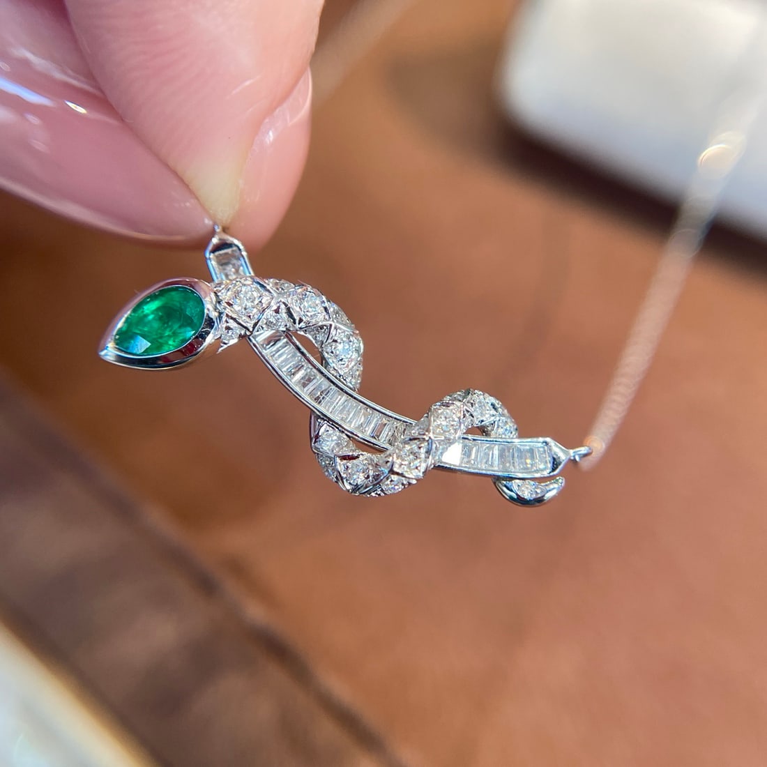 14k Gold 0.23 Ct Vivid Green Natural Emerald & Diamond Necklace - 4