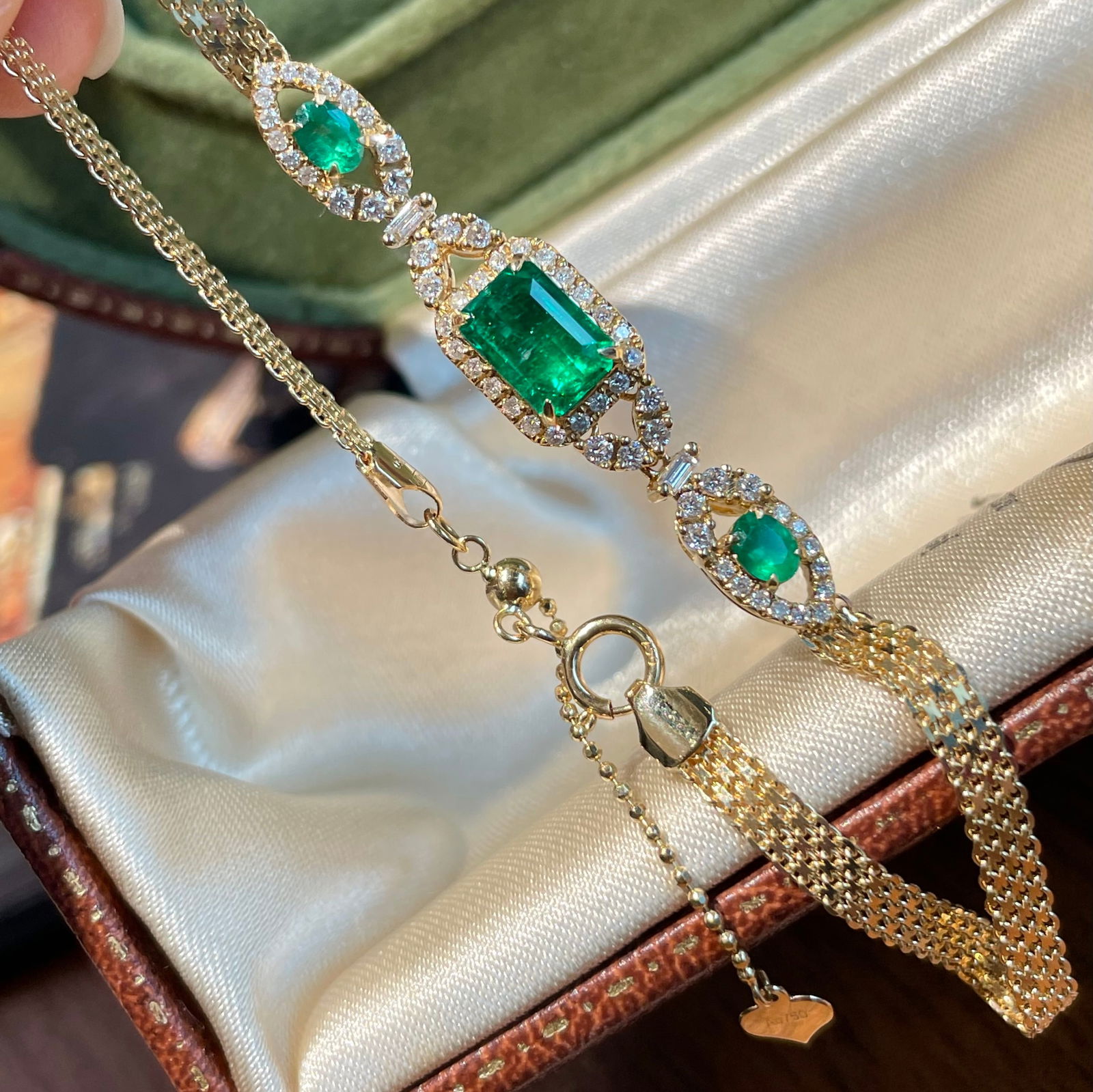 14k Gold 1.55 Ctw Natural Emerald & Emerald Bracelet: Ref:231124440 // gold content:14k gold // main gemstone:emerald // shape:octagonal // carat weight:1. 25ct // color:green // treatment:natural // // adjacent gemstone 2 : emerald // shape:oval //