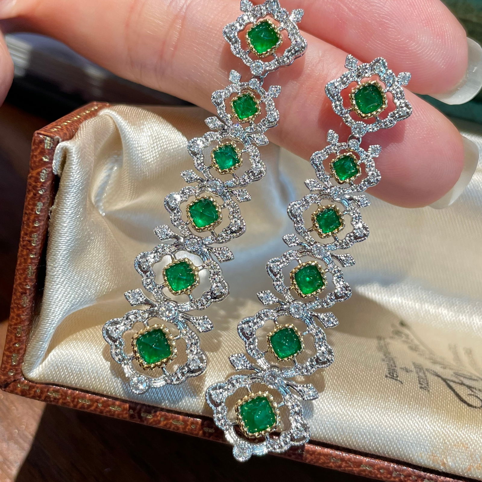 14k Gold 2.00 Ct Vivid Green Natural Emerald & Diamond Earrings: Ref:231124441 // gold content:14k gold // main gemstone:emerald // shape:sugar-loaf // carat weight:2. 00ct // color:vivid green // treatment:natural // // adjacent gemstone 2 : diamond //