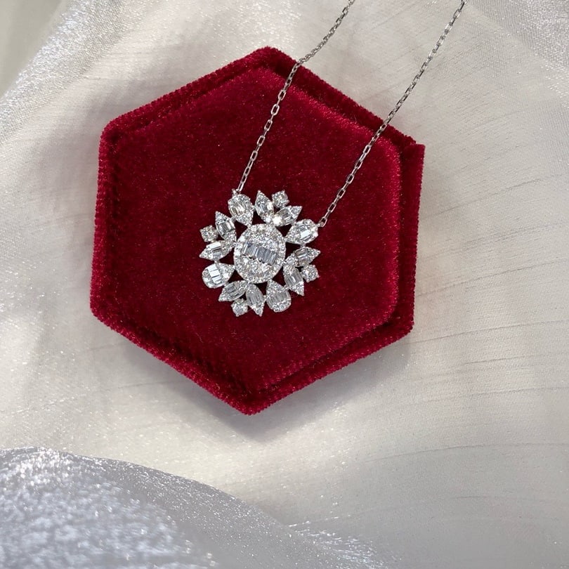 14k Gold 0.74 Ct Natural H Diamond Necklace: Ref:231124445 // gold content:14k gold // main gemstone:diamond // shape:multiple // carat weight:0. 74ct // clarity grade:vs-si // color:h // treatment:natural // Condition: NewLow Estimate: