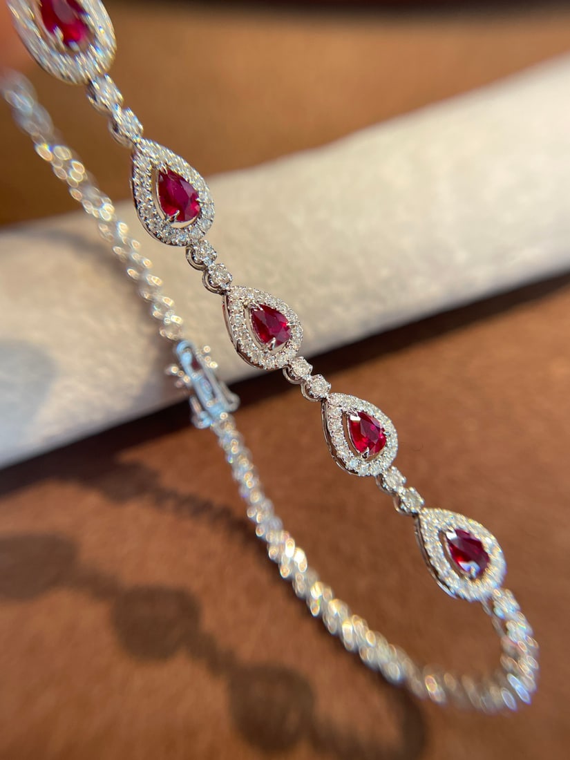 14k Gold 2.00 Ctw Vivid Red Natural Ruby & Diamond Bracelet: Ref:231124450 // gold content:14k gold // main gemstone:ruby // shape:pear // carat weight:1. 00ct // color:vivid red // treatment:natural // // adjacent gemstone 2 : diamond // shape:round // carat w