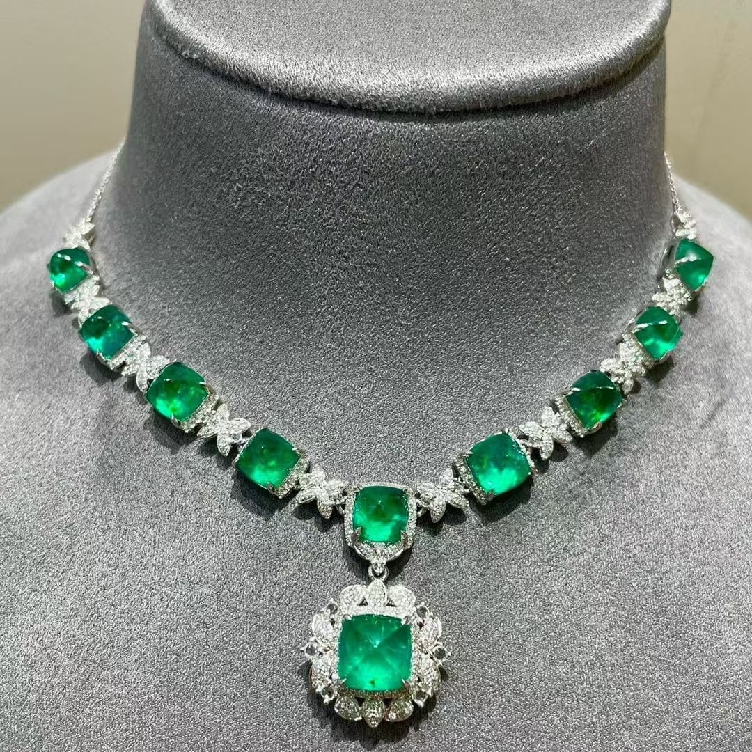 14k Gold 13.3 Ct Natural Emerald & Diamond Necklace: Ref:231067002 // gold content:14k gold // main gemstone:emerald // shape:sugar-loaf // carat weight:13. 3ct // color:green // treatment:natural // // adjacent gemstone 2 : diamond // shape:round //