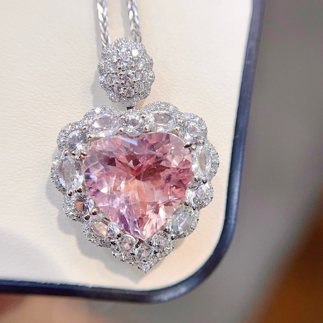 14k Gold 6.41 Ctw Natural Morganite & Diamond Pendant( Without Chain ): Ref:231067013 // gold content:14k gold // main gemstone:morganite // shape:heart // carat weight:5. 95ct // color:pink // treatment:natural // // adjacent gemstone 2 : diamond // shape:round // carat