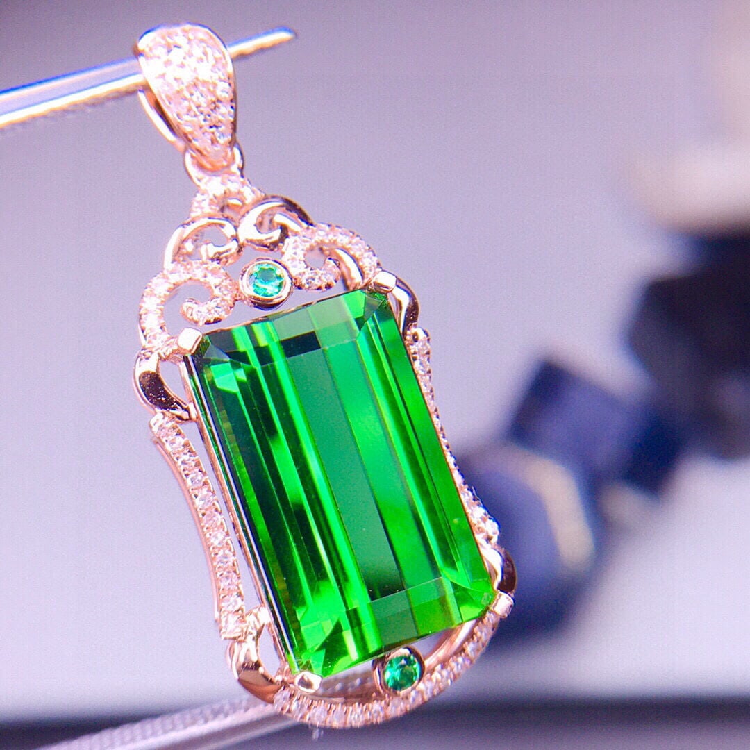 14k Gold 8.5 Ct Natural Tourmaline & Diamond Pendant( Without Chain ): Ref:231067014 // gold content:14k gold // main gemstone:tourmaline // shape:octagonal // carat weight:8. 5ct // color:green // treatment:natural // // adjacent gemstone 2 : diamond // shape:round