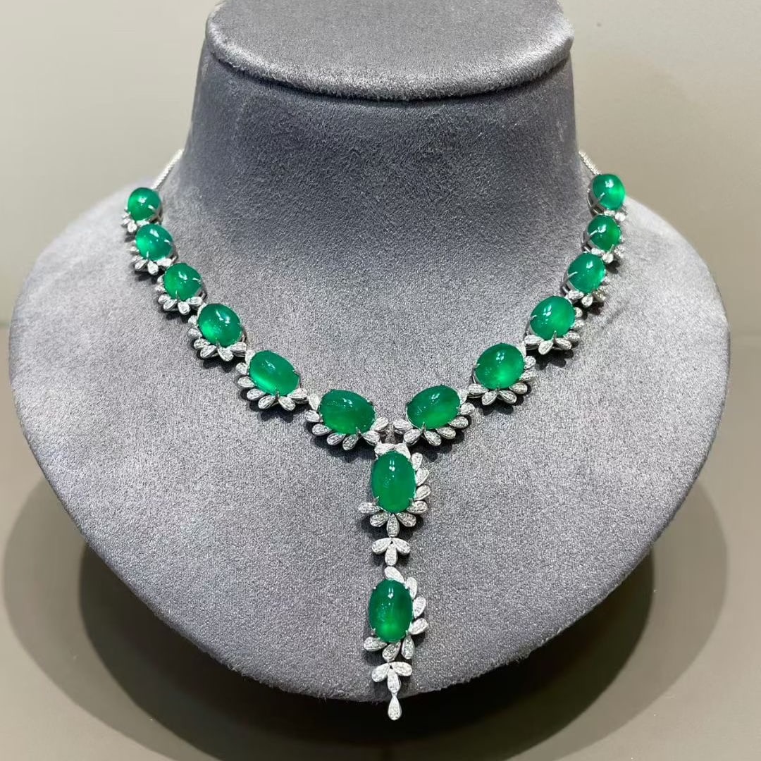 14k Gold 23.6 Ct Natural Emerald & Diamond Necklace: Ref:231067031 // gold content:14k gold // main gemstone:emerald // shape:oval // carat weight:23. 6ct // color:green // treatment:natural // // adjacent gemstone 2 : diamond // shape:round //