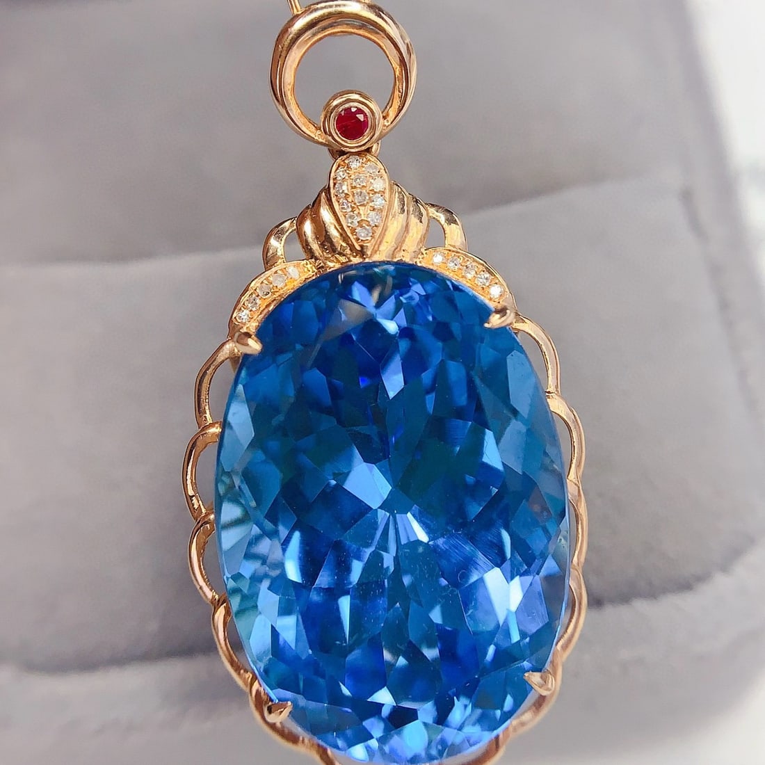 14k Gold 33 Ct Natural Topaz & Diamond Pendant( Without Chain ): Ref:231067045 // gold content:14k gold // main gemstone:topaz // shape:oval // carat weight:33ct // color:blue // treatment:natural // // adjacent gemstone 2 : diamond // number of stones:22 //