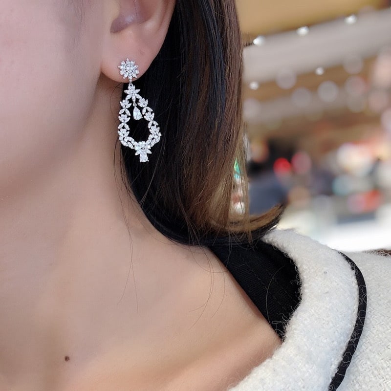 14k Gold 2.00 Ct Natural H Diamond Earrings: Ref:231067076 // gold content:14k gold // main gemstone:diamond // shape:multiple // carat weight:2. 00ct // clarity grade:vs-si // color:h // treatment:natural // Condition: NewLow Estimate: