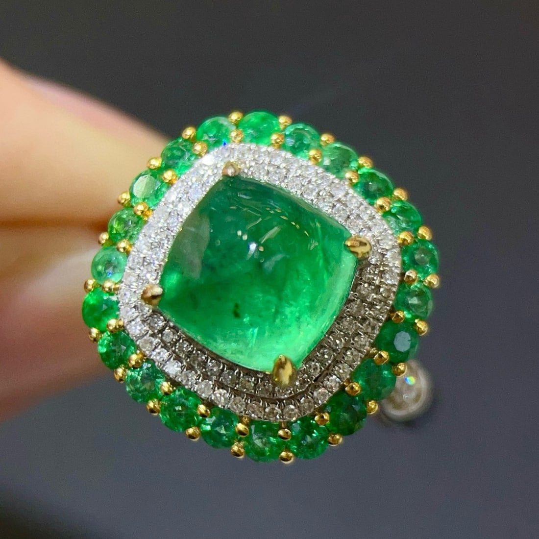 14k Gold 3.28 Ctw Natural Emerald & Diamond Ring: Ref:231067105 // gold content:14k gold // ring size:7. 25us // // main gemstone:emerald // shape:sugar-loaf // carat weight:3. 01ct // color:green // treatment:natural // // adjacent gemstone 2 :
