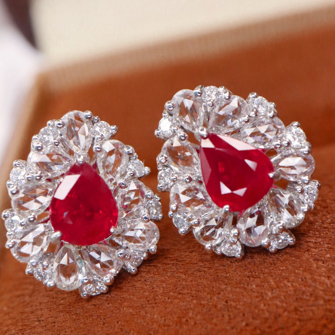 14k Gold 1.18 Ctw Natural Ruby & Diamond Earrings: Ref:231067106 // gold content:14k gold // main gemstone:ruby // shape:pear // carat weight:1. 00ct // color:pigeonblood red // treatment:natural // // adjacent gemstone 2 : diamond // shape:round